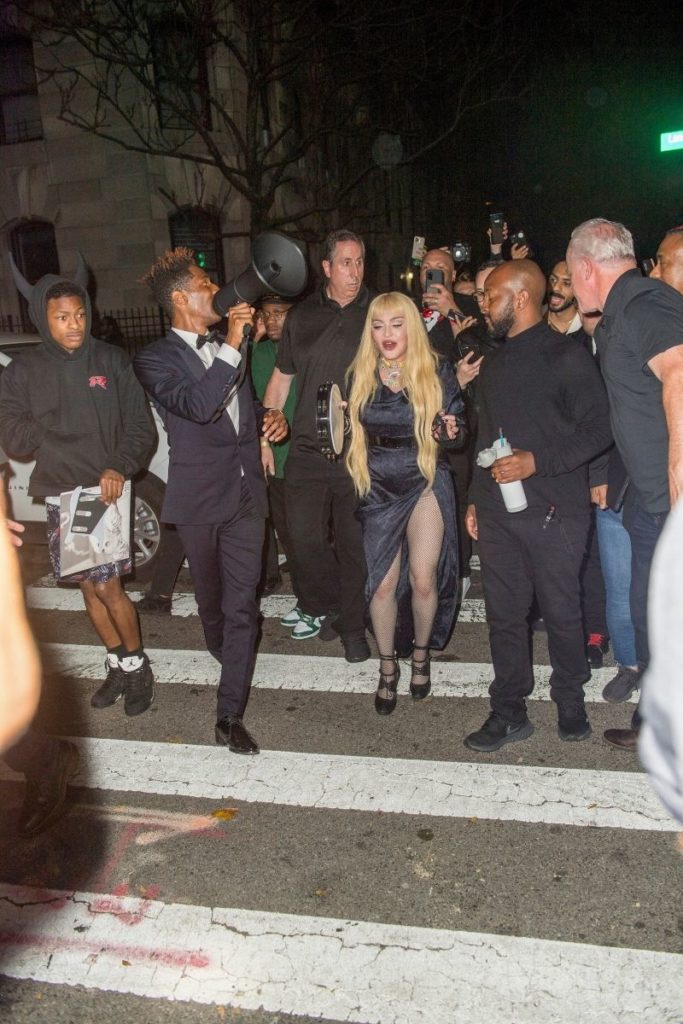 Madonna ao lado de Jon Batiste em passeata pelas ruas do Harlem