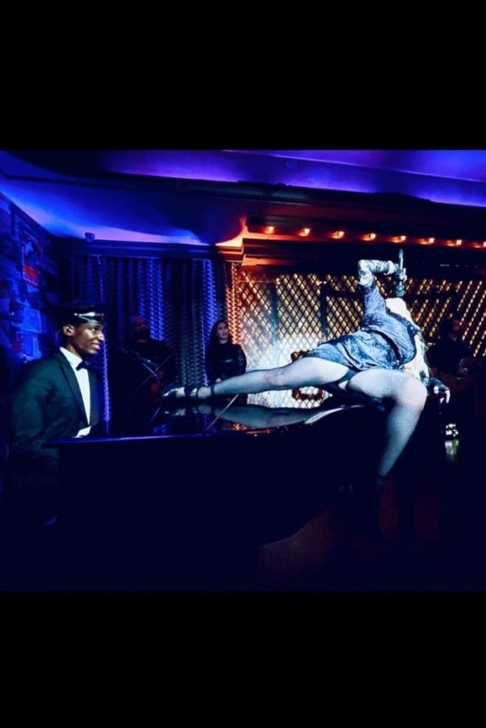 Madonna e Jon Batiste no palco do Ginny's Supper Club, no Harlem