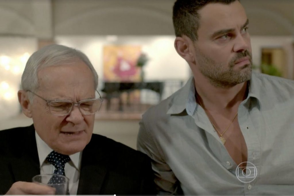 Império: Maurílio (Carmo Dalla Vecchia) e Silviano (Othon Bastos) discutem 