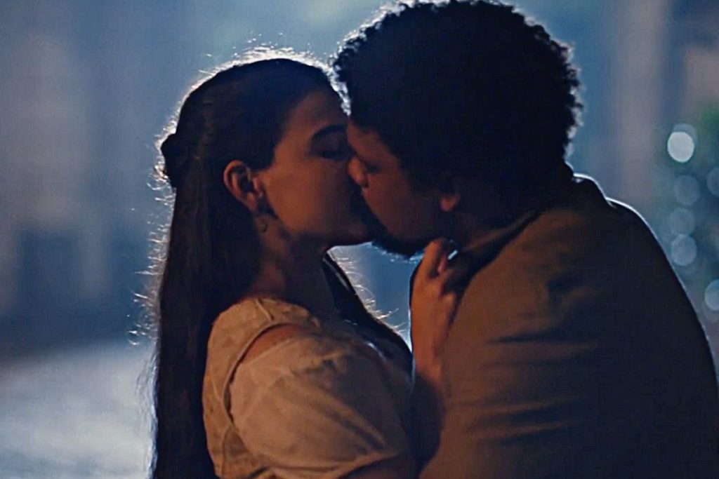 Pilar e Samuel se beijando – Nos Tempos do Imperador