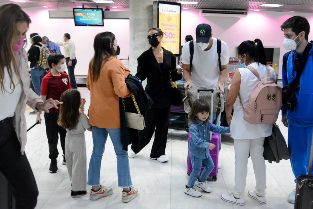 Zoe correndo em aeroporto