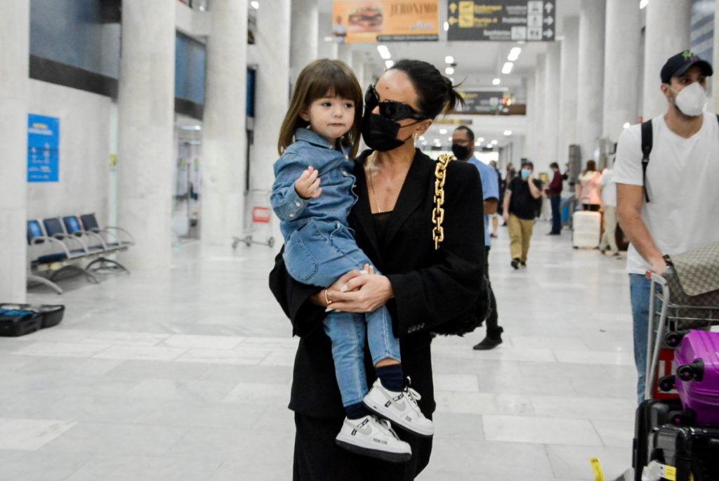 Sabrina Sato com Zoe no colo