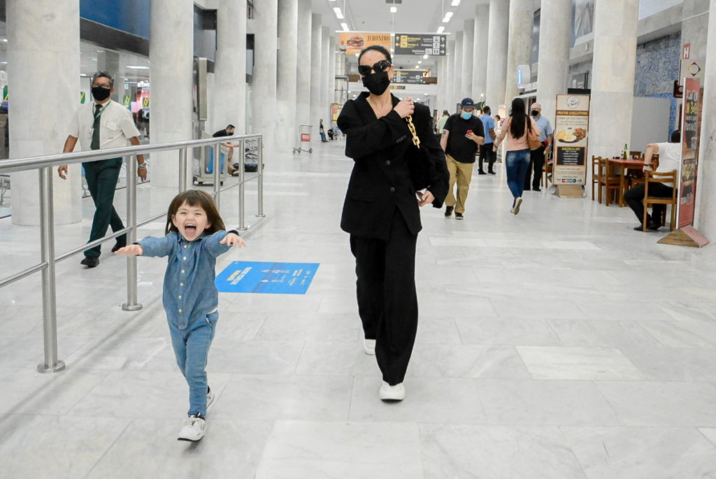 Zoe correndo em aeroporto
