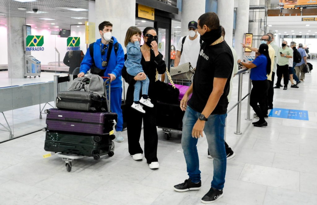 Sabrina Sato com Zoe no colo