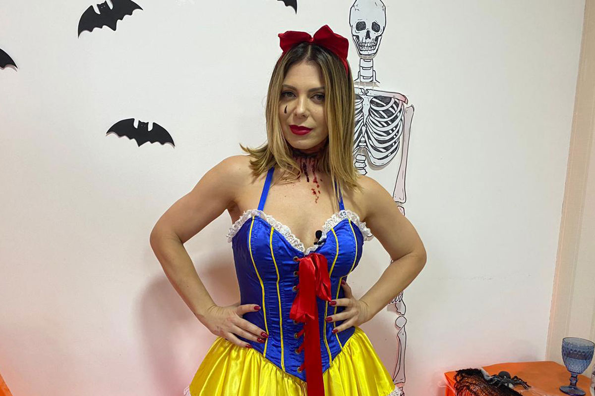 Sheila Mello vestida como Branca de Neve assustadora em evento Halloween