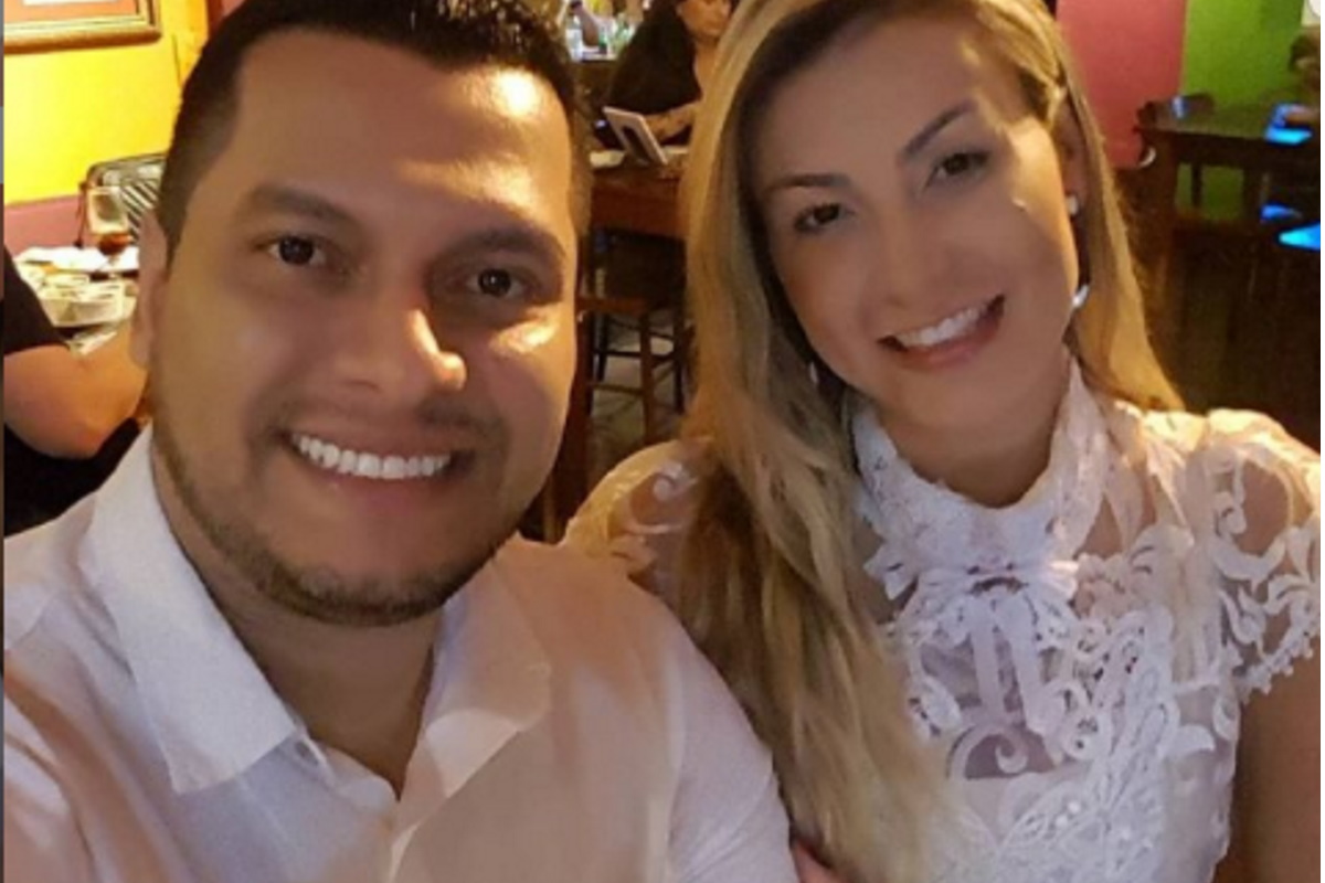 Thiago Lopes e Andressa Urach sentados em um restaurante