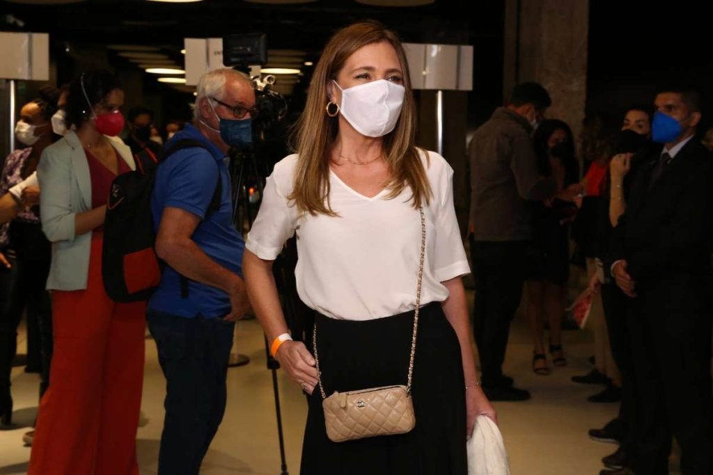 Adriana Esteves marca presença na estreia de Marighella no Rio de Janeiro. Foto: Roberto Filho/Brazil News