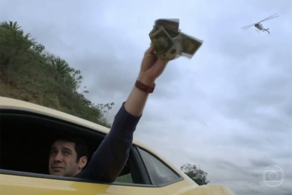 Agnaldo (João Baldasserini) joga dinheiro pela janela em Pega Pega