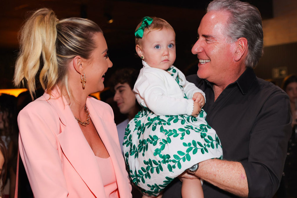 Ana Paula Siebert e Roberto Justus curtiram a festa de Pietra Quintela com a filha Vicky