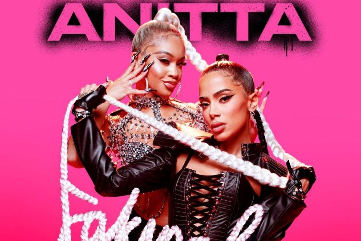 Anitta e Saweetie no vídeo Faking Love