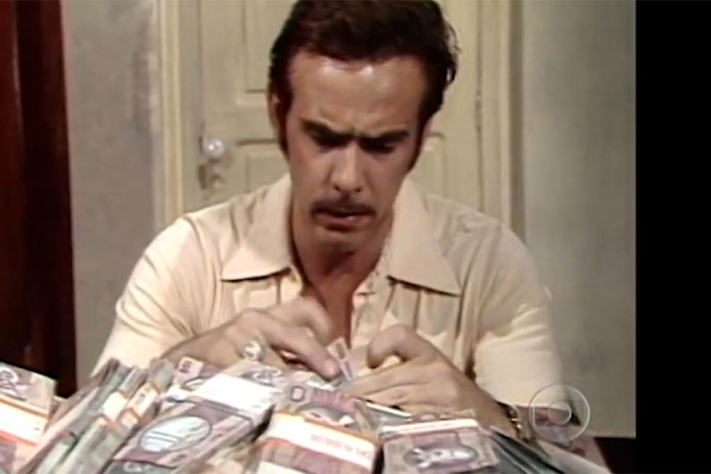 Carlão (Francisco Cuoco) acha mala de dinheiro em Pecado Capital