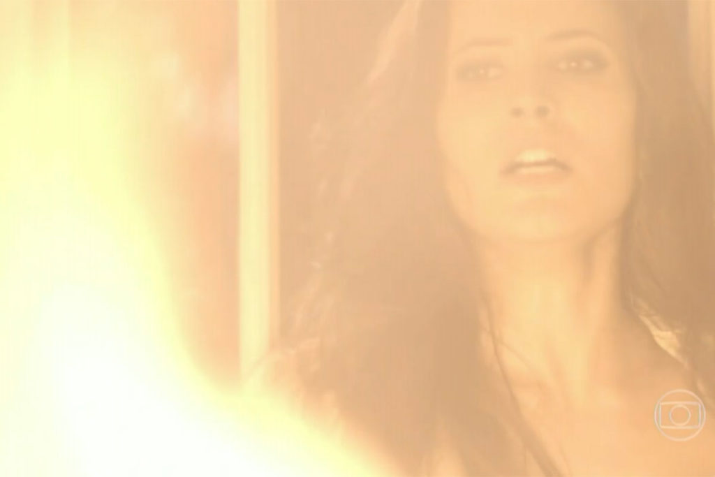 Carmen observa as labaredas de fogo