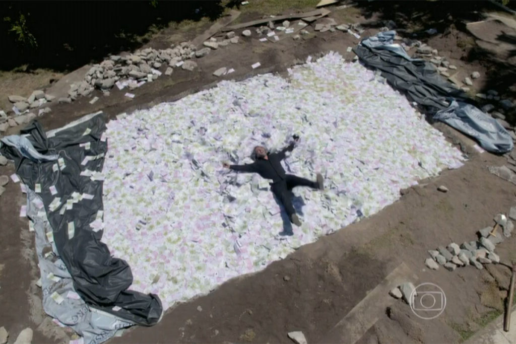 Comendador deitado em piscina lotada de Euros em Império