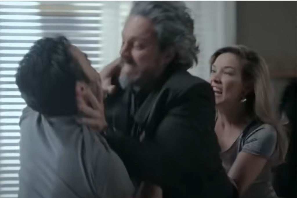 Amanda (Adriana Birolli) tenta impedir a briga em Império