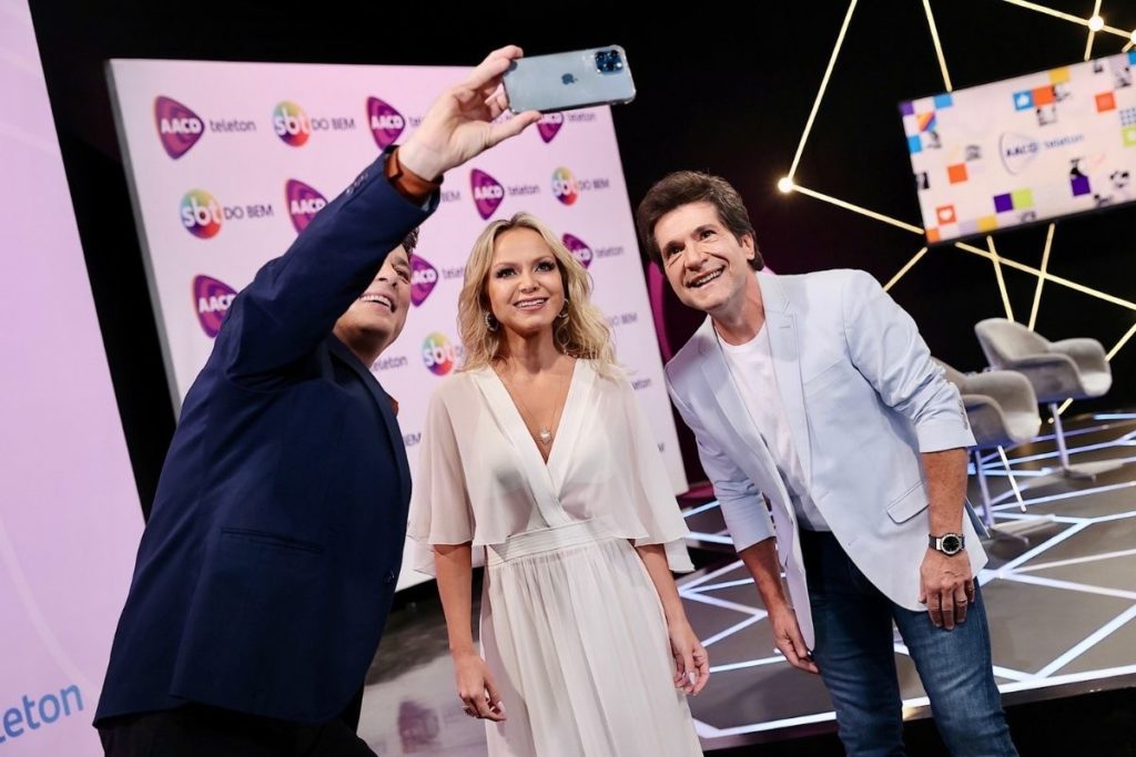 daniela-eliana-e-celso-fazendo-selfie-em-coletiva-do-teleton