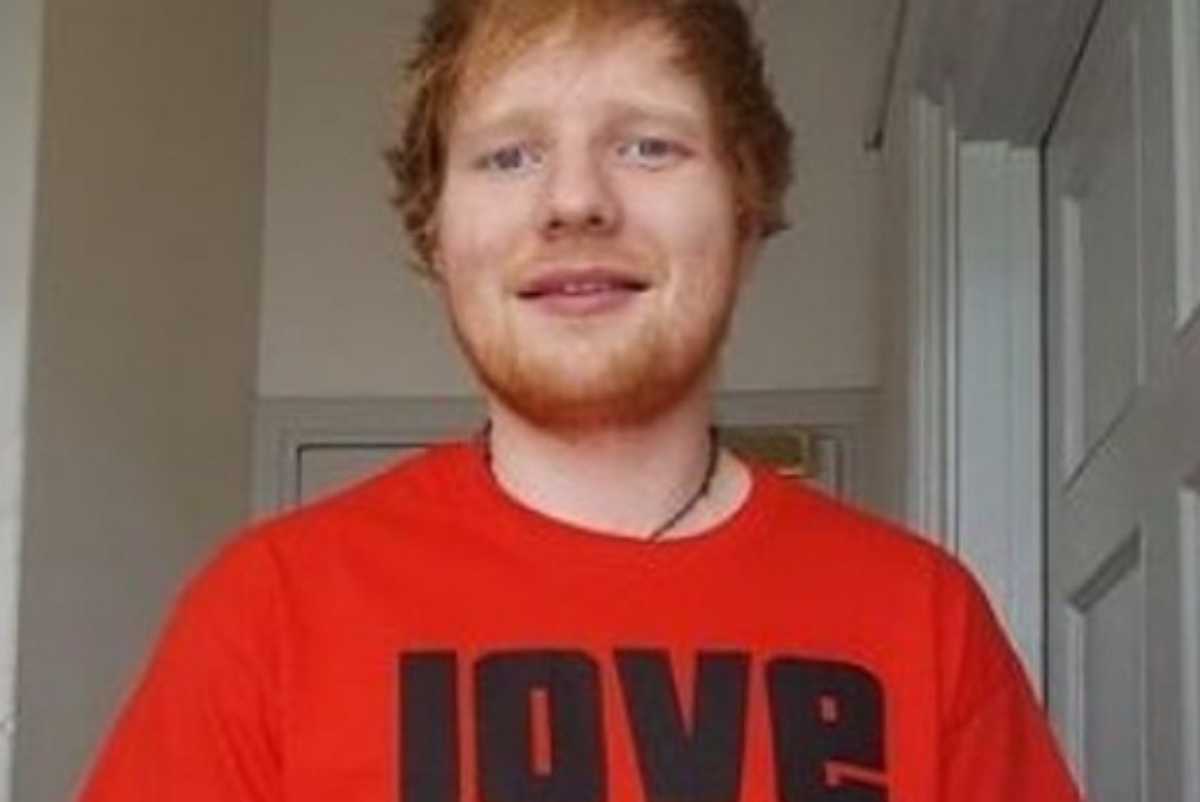 Ed Sheeran, camiseta vermelha