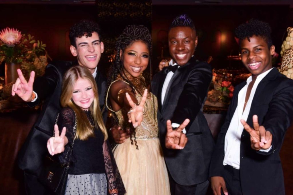 Ex-The Voice Kids se inspira na África para festa de 15 anos
