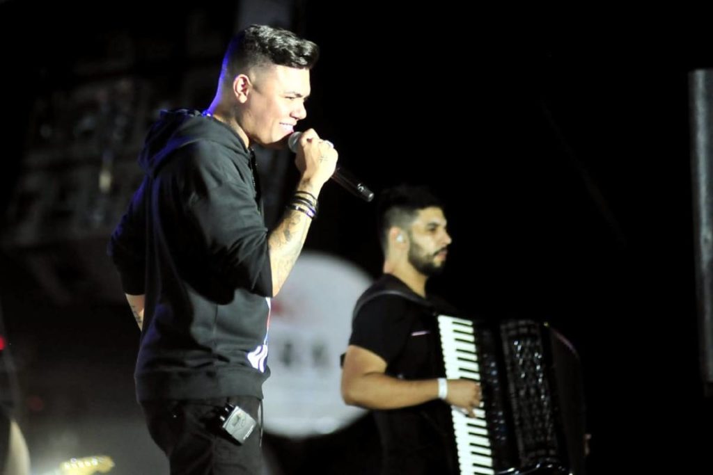 felipe-araujo-cantando-em-show-de-gusttavo-lima