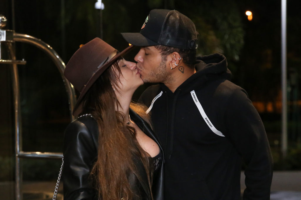 Gabi Martins e Tierry trocam beijos em porta de hotel