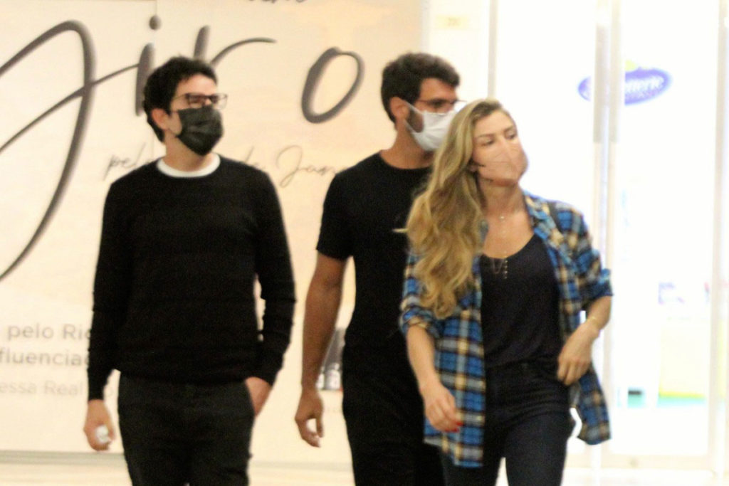 Grazi Massafera passeia em shopping com look estiloso