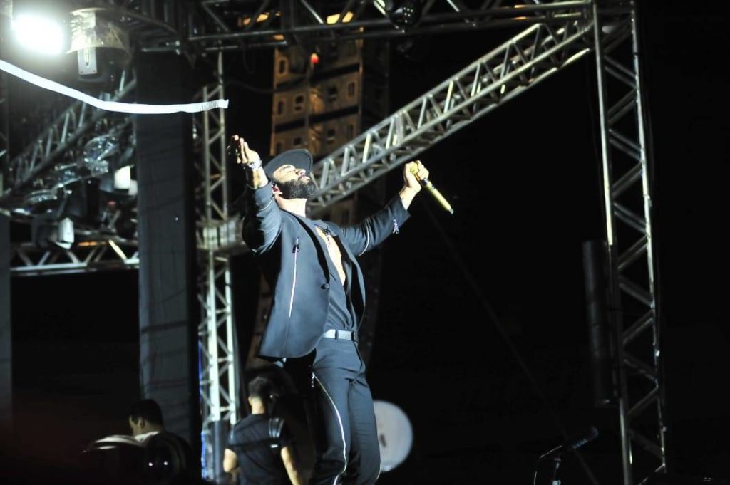 gusttavo-lima-de-braços-abertos-em-show-em-goiania