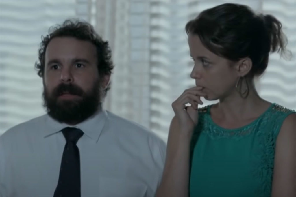 Ismael (Jonas Torres) e Lorraine (Dani Barros) na mansão do Comendador