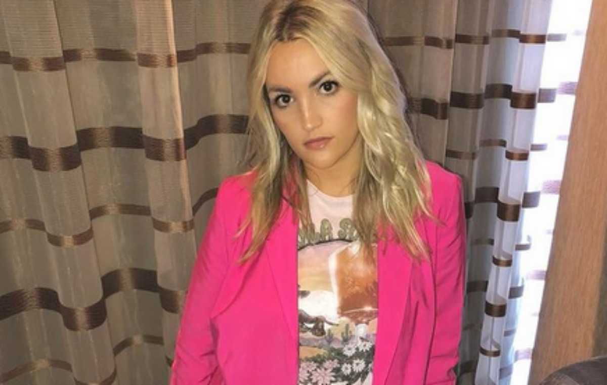 Jamie Lynn Spears, posa séria de blusa pink