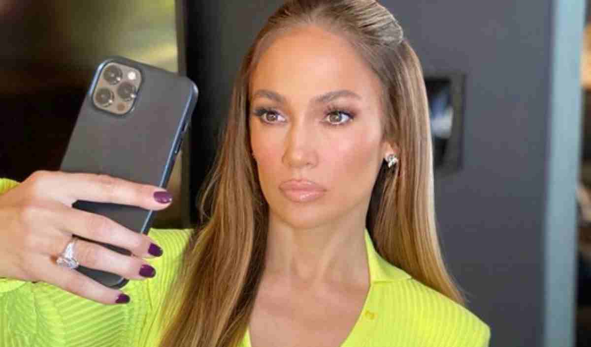 Jennifer Lopez faz selfie de blusa verde