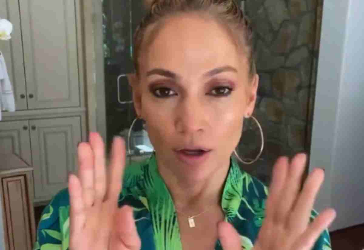 Jennifer Lopez, blusa verde, print