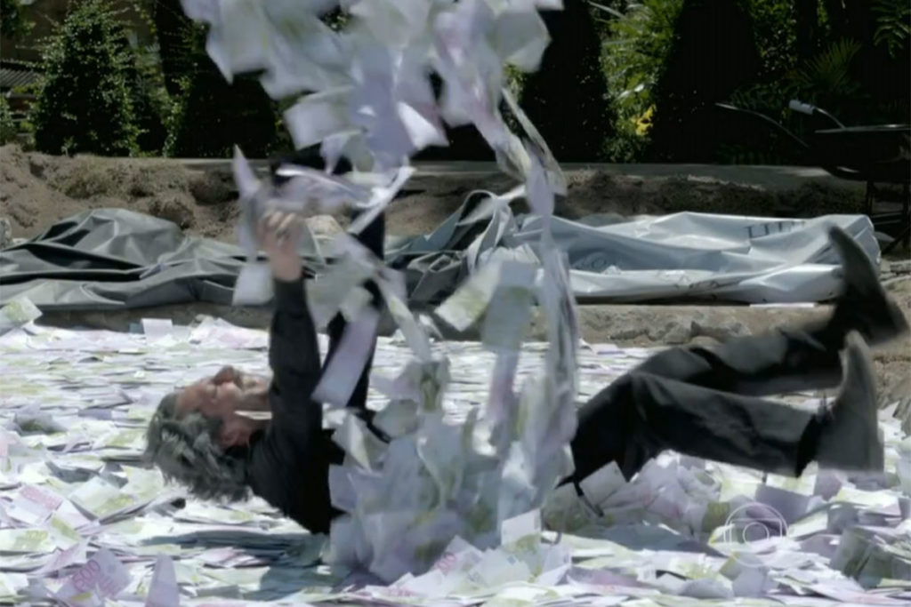 Zé Alfredo joga dinheiro para o alto