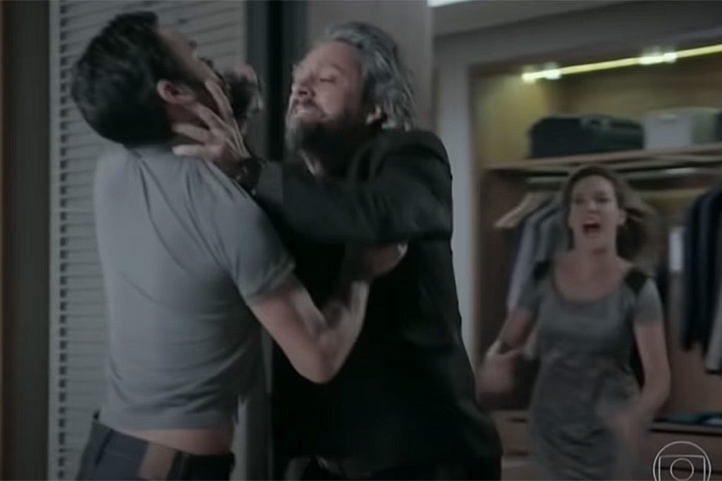 Comendador vira bicho e parte pra cima do filho em Império