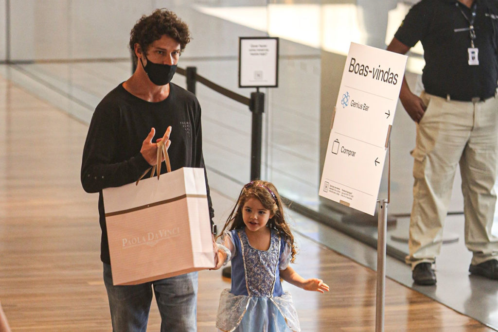 José Loreto passeia com a filha Bella em shopping