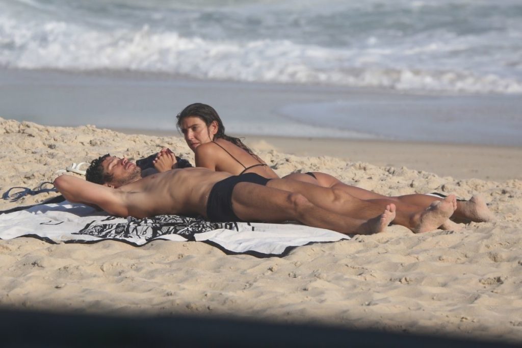 José Loreto e namorada juntos na praia