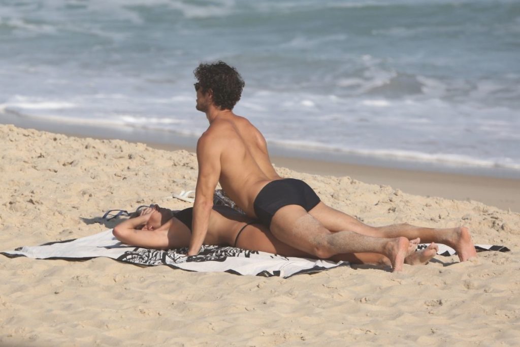 José Loreto e namorada juntos na praia