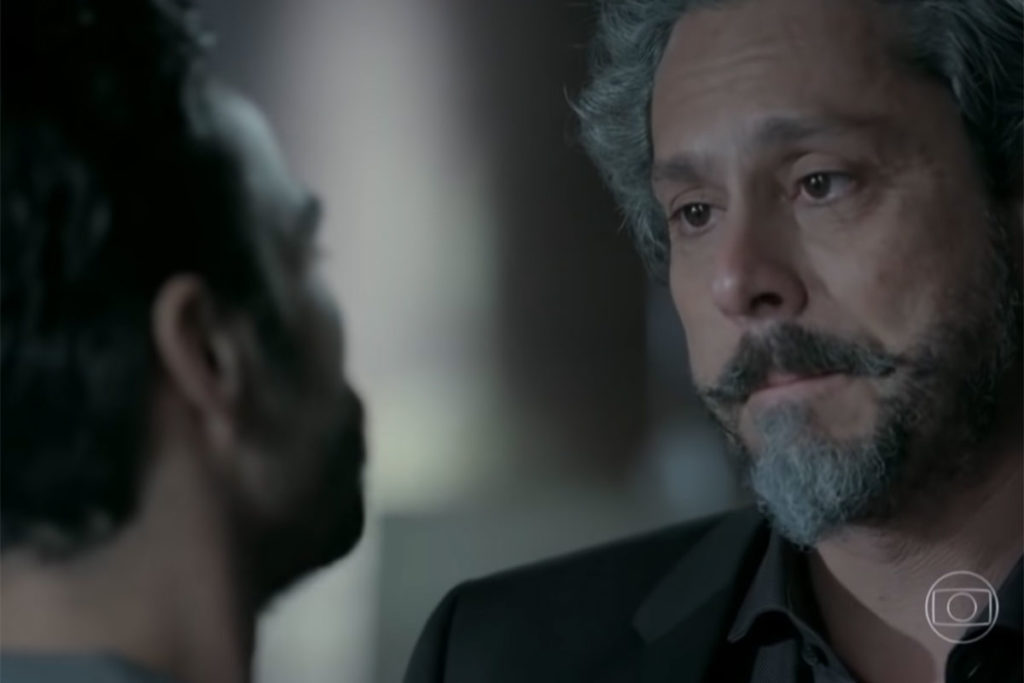 O Comendador (Alexandre Nero) chora cara a cara com o filho em Império