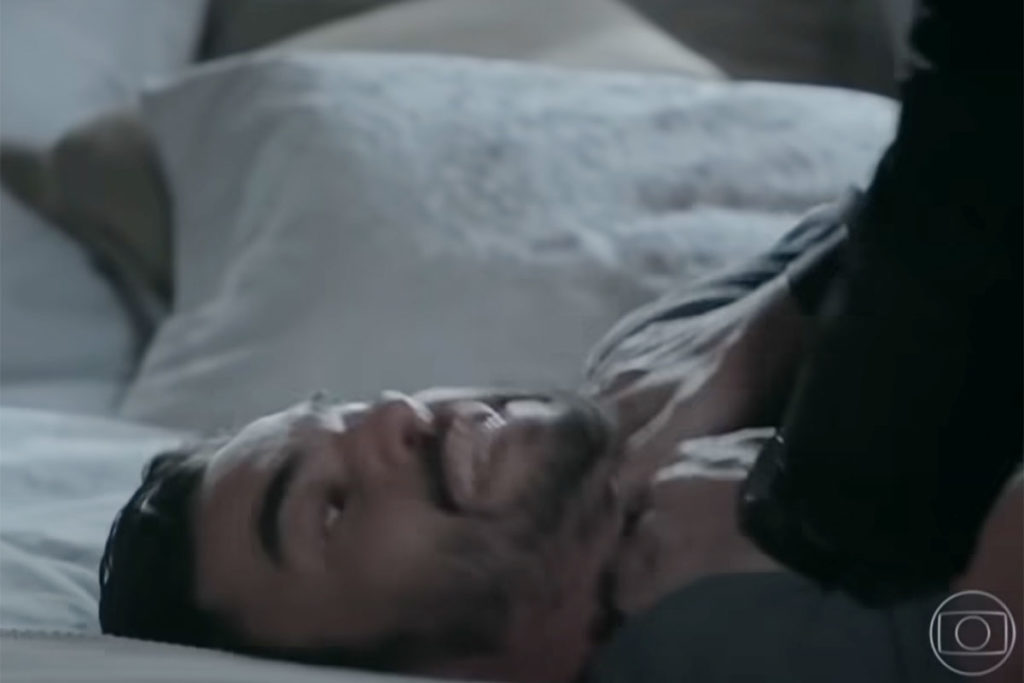 Comendador tenta esganar o filho na cama