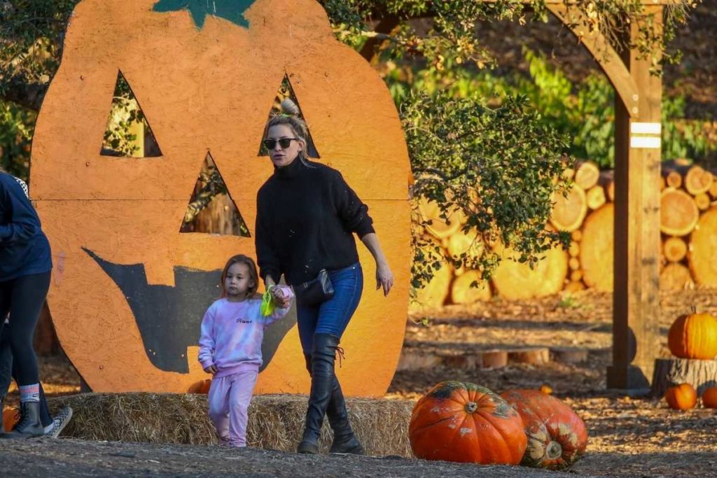 kate hudson passeando com a filha em plantação de abóbora