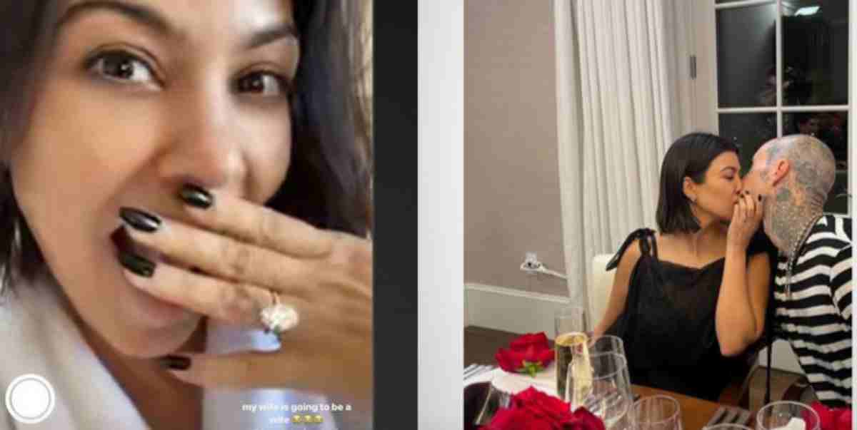 Kourtney Kardashian mostrando o anel de noivado