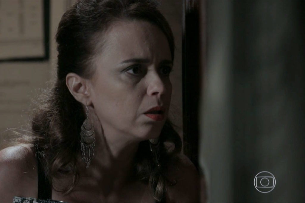 Lorraine (Dani Barros) escuta discussão atrás da porta em Império