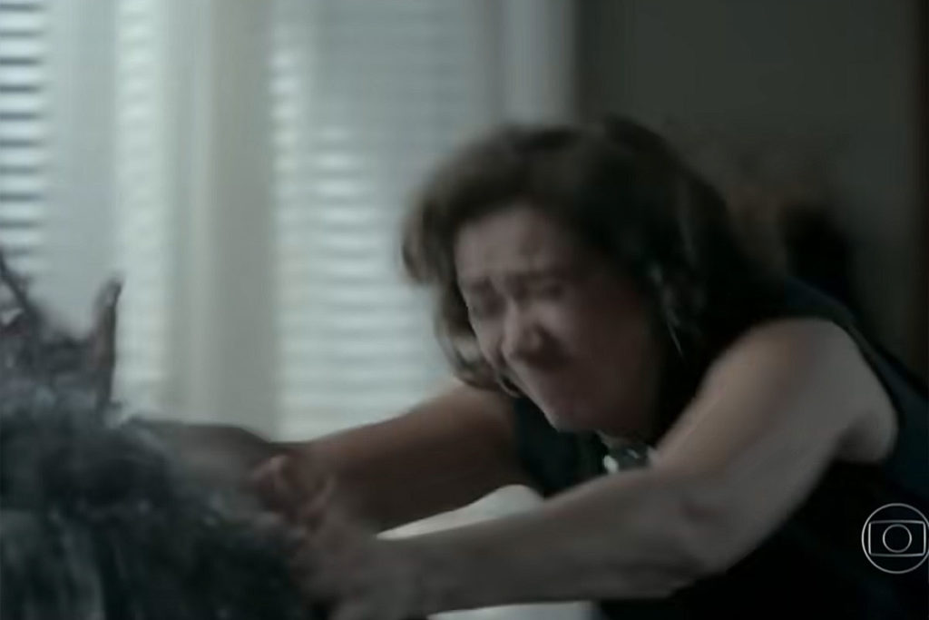Maria MArta (Lilia Cabral) quebtra um vaso na cabeça do ex-marido em Império