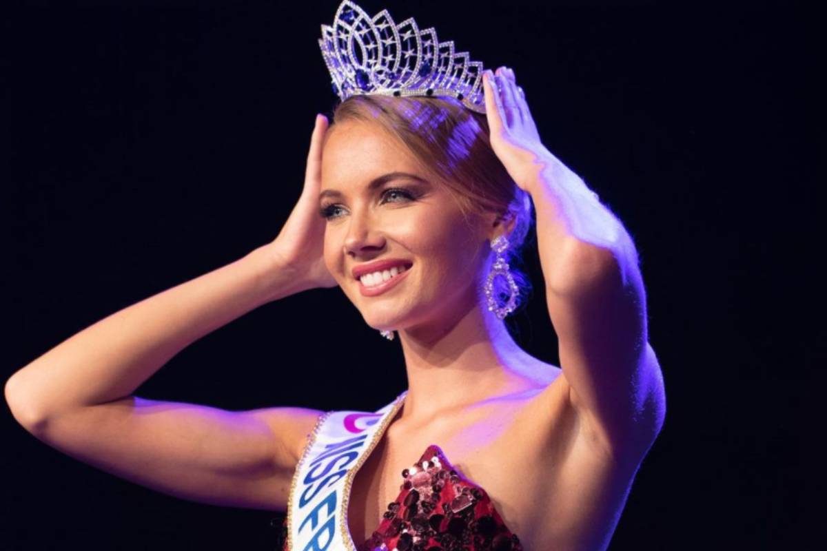 Le concours Miss France poursuivi pour avoir choisi des candidates à la beauté