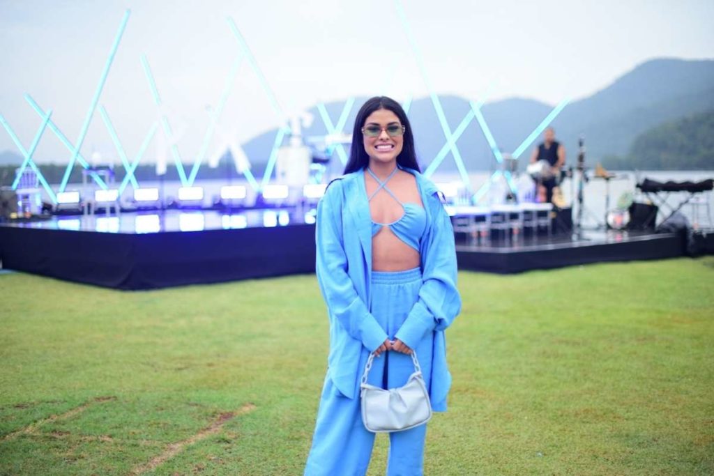 Munik Nunes esbanja estilo em show no litoral paulista