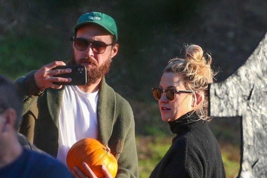 noivo de kate hudson tirando selfie cm a atriz em plantação de abóboras