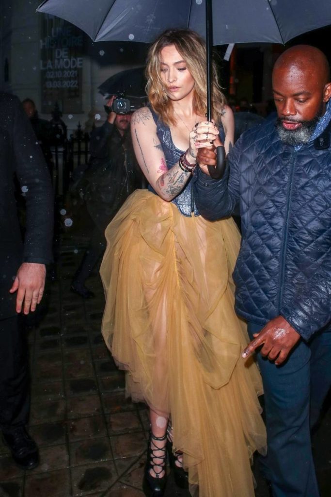 Paris Jackson chega a exposição da Vogue em Paris