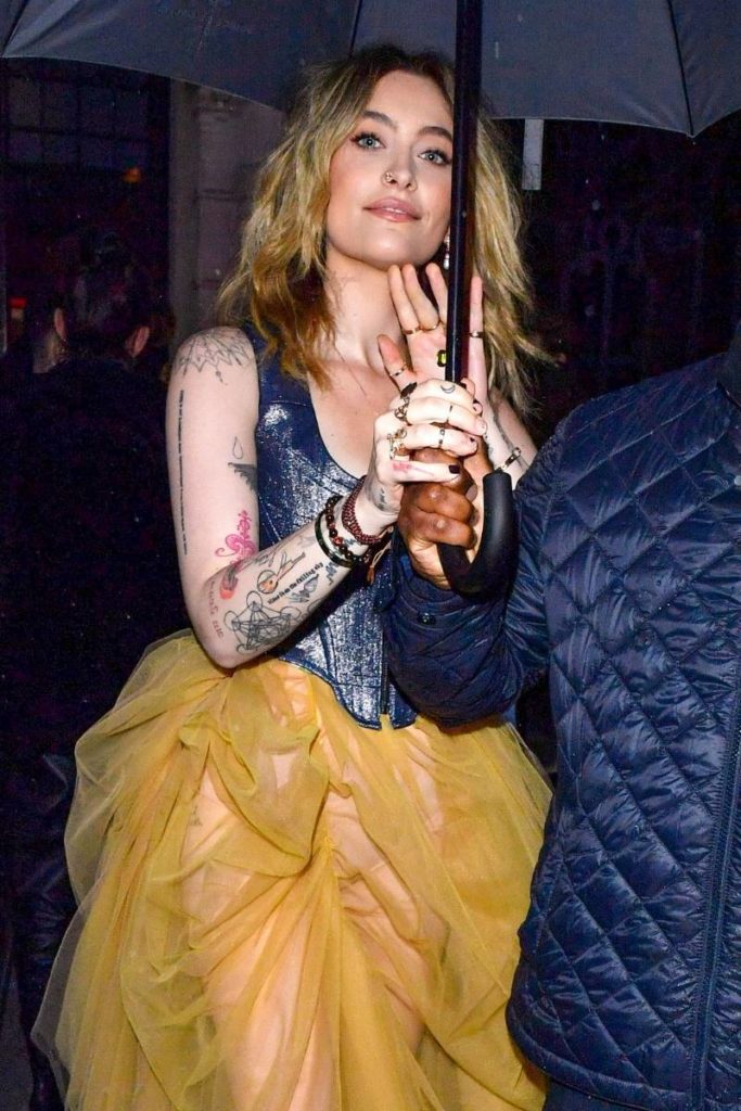 Paris Jackson chega a exposição da Vogue em Paris