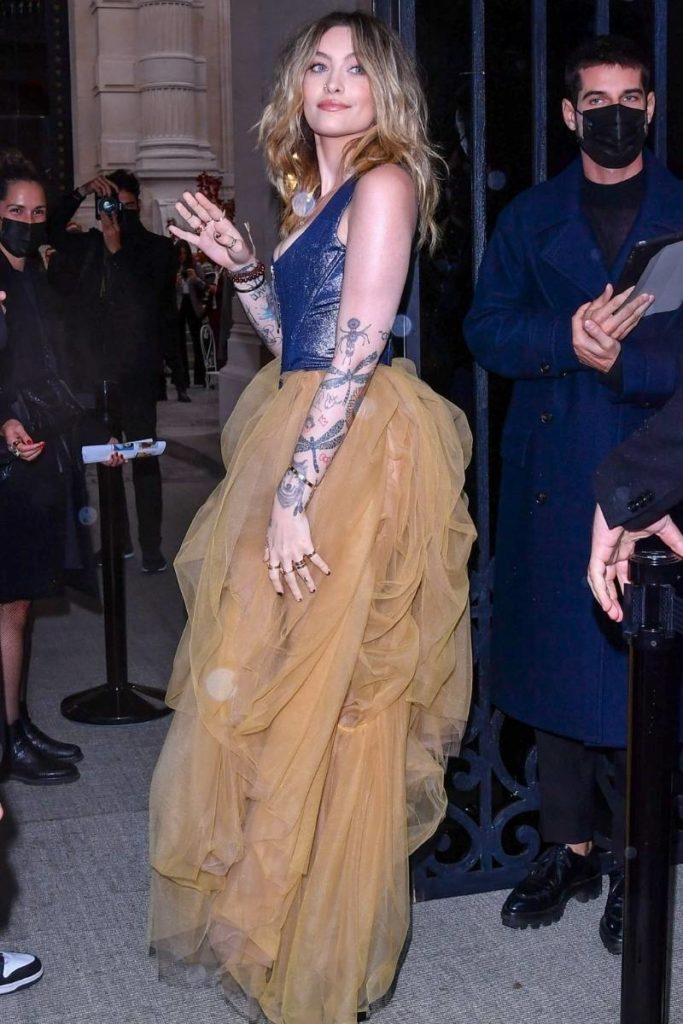 Paris Jackson chega a exposição da Vogue em Paris