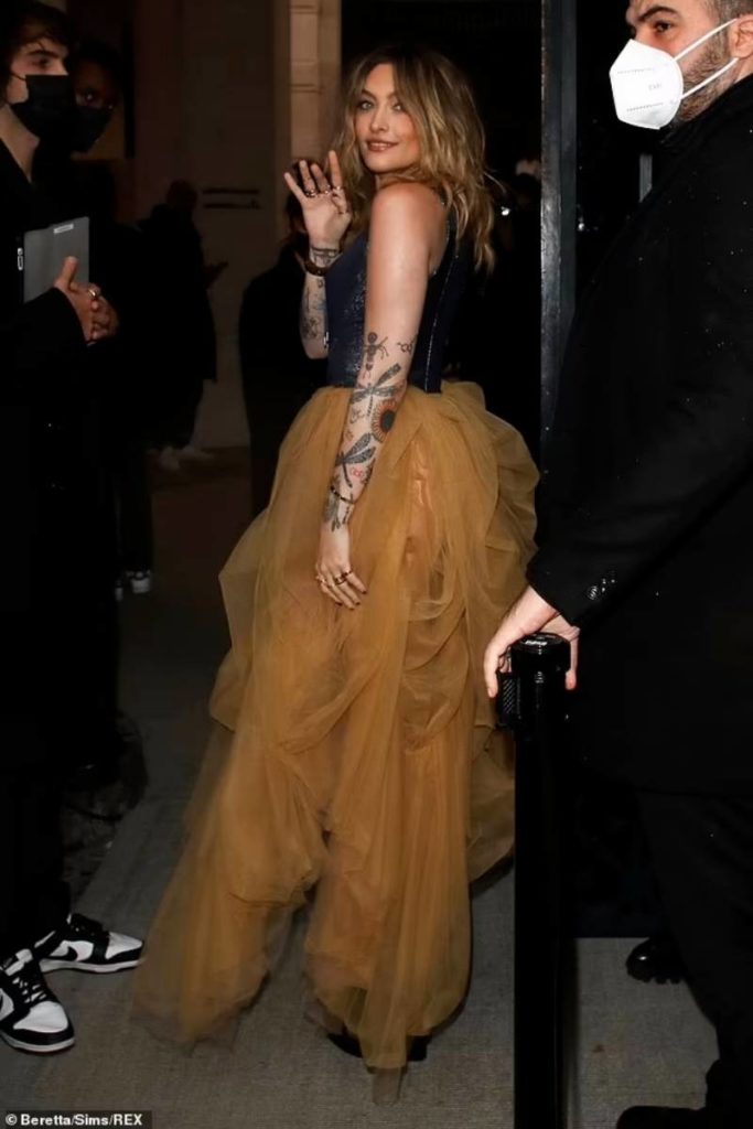 Paris Jackson chega a exposição da Vogue em Paris