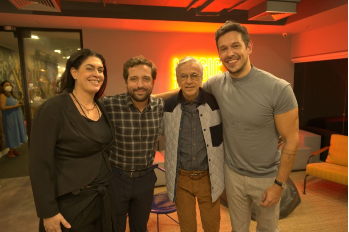 Paula Lavigne, Gregório Duvivier, Caetano Veloso e João Vicente de Castro em foto juntos