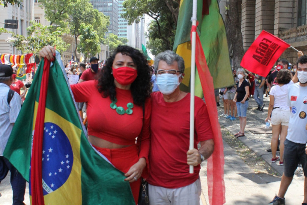 Paulo Betti e Dadá Coelho vão à manifestação contra Jair Bolsonaro