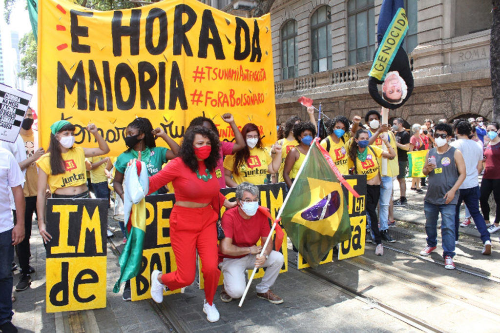 Paulo Betti e Dadá Coelho em manifestação contra Bolsonaro